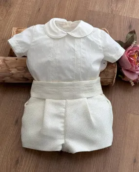 Conjunto para niño de tres piezas para Bautizo. color beige