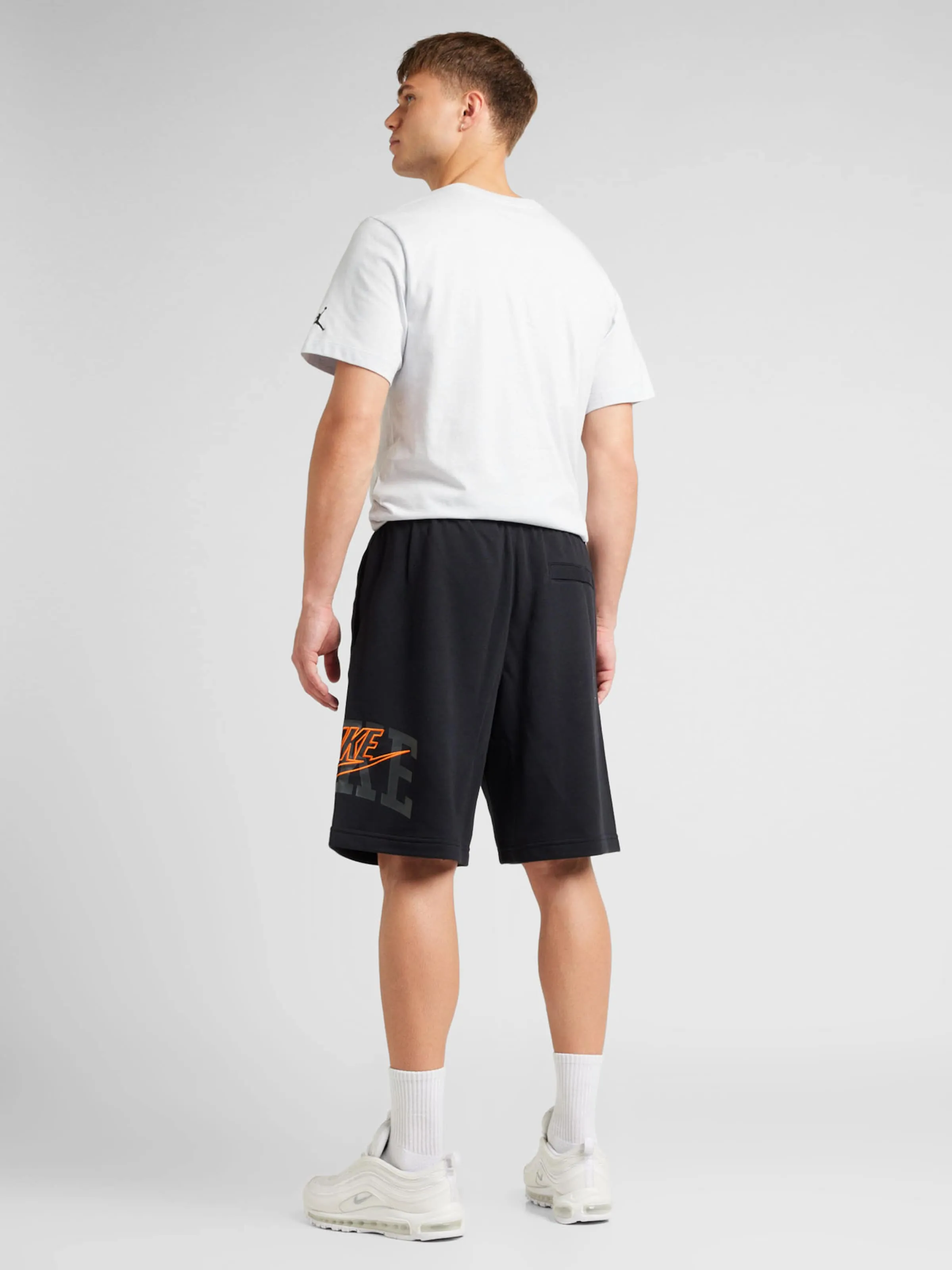 Loosefit Pantalón 'CLUB' Nike Sportswear en Negro