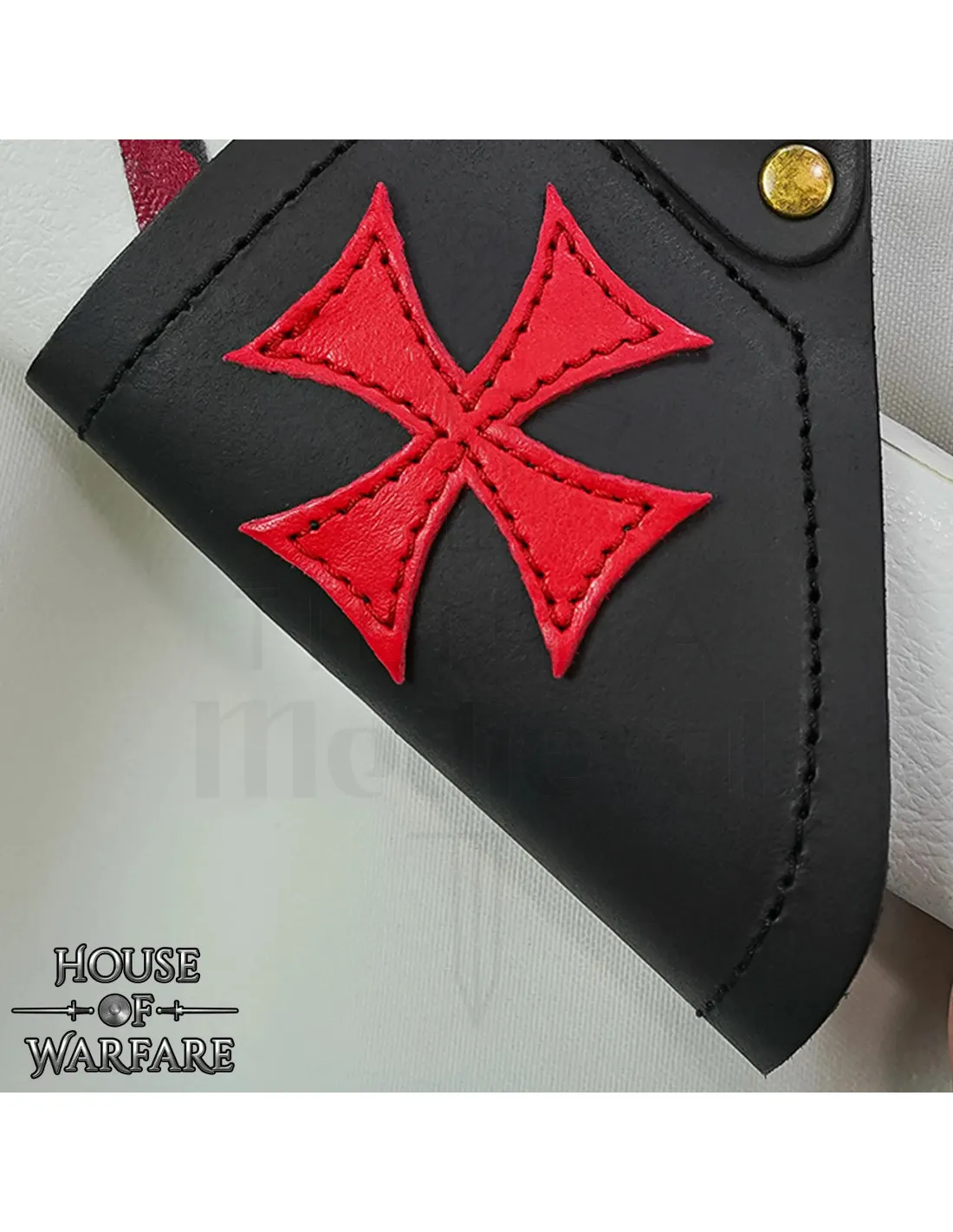 Tahalí medieval negro con cruz templaria roja