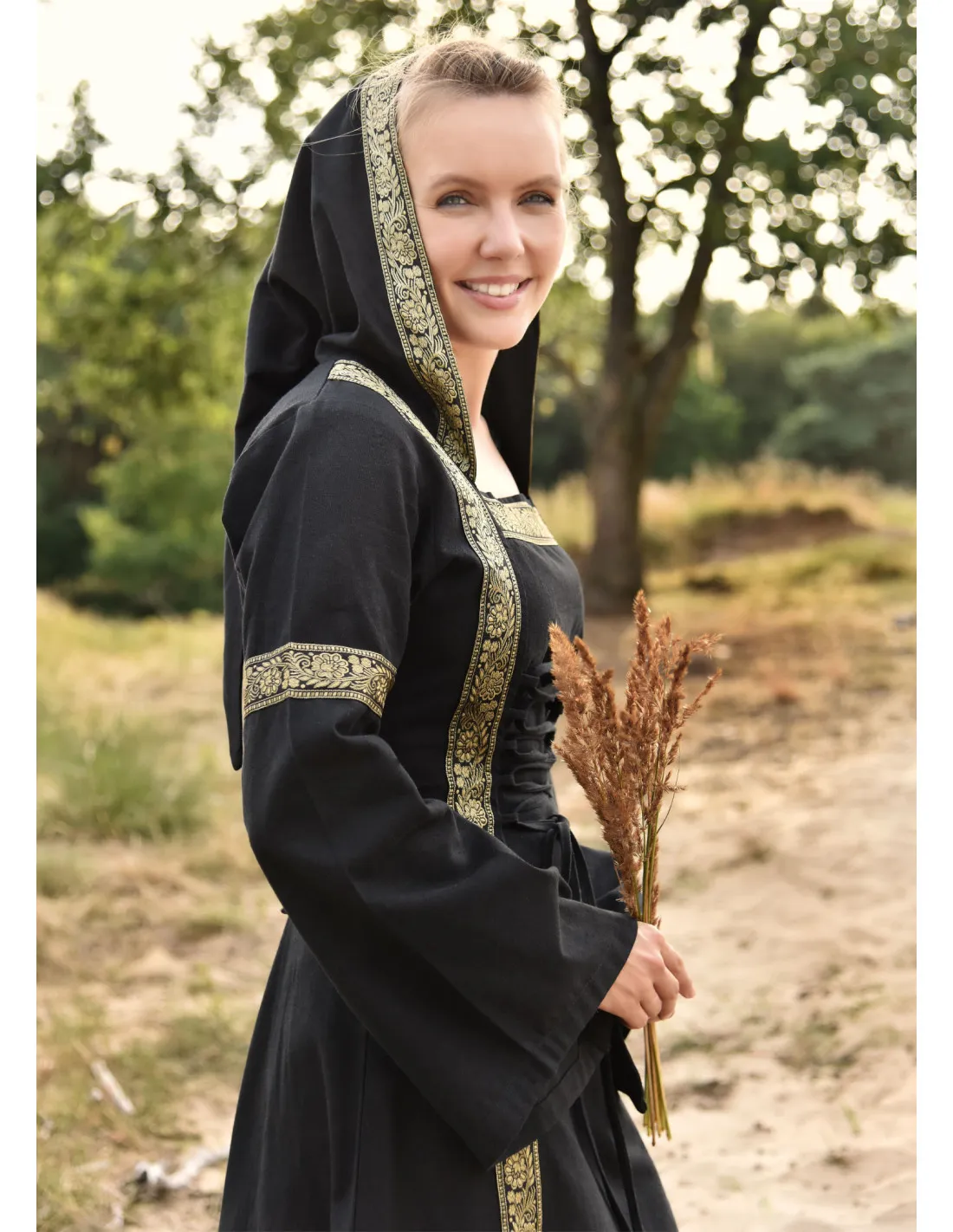 Vestido Medieval Leonor en negro con capucha