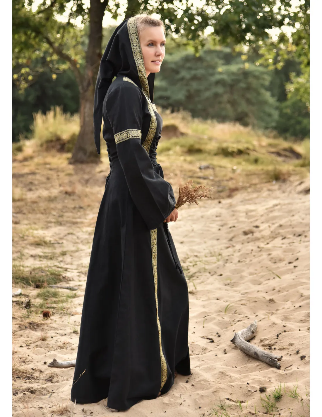 Vestido Medieval Leonor en negro con capucha