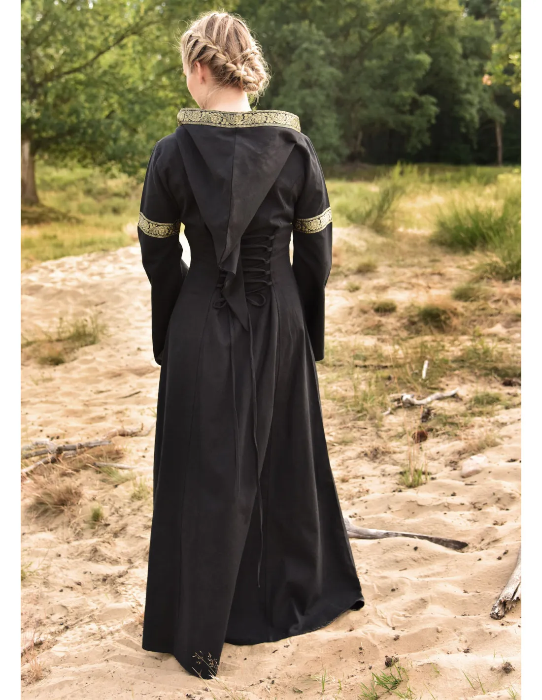 Vestido Medieval Leonor en negro con capucha