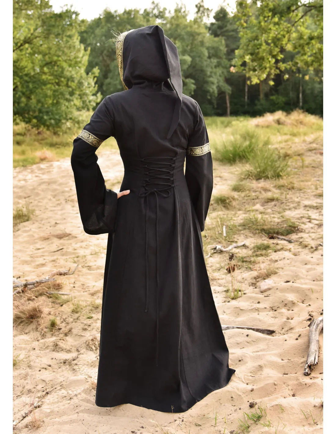 Vestido Medieval Leonor en negro con capucha