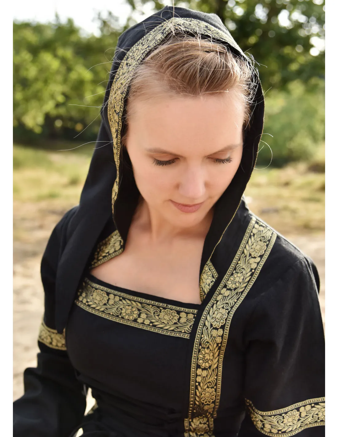 Vestido Medieval Leonor en negro con capucha